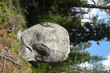 Один из загадочных больших камней на священной горе