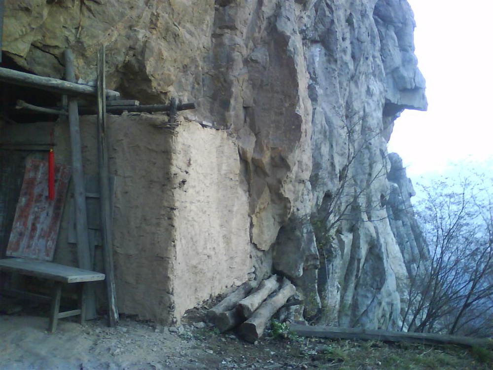 Днем. Вид на хижину