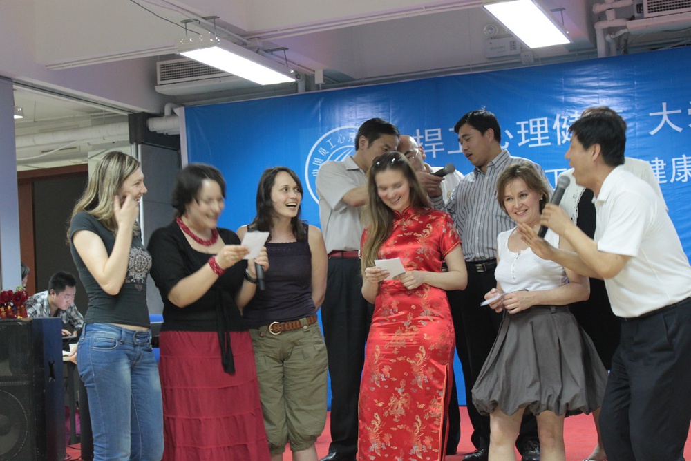 Китайцы вдохновились и предложили спеть вместе, на двух языках.