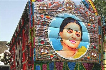 aishwarya_rai_pakistan_truck_painti.jpg