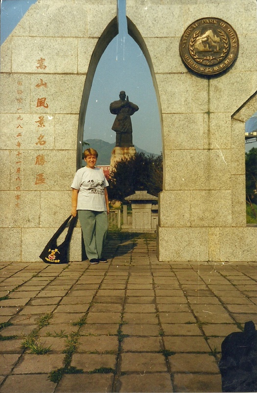 Вход в Шаолинь. Памятник Дамо