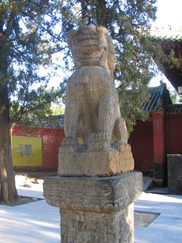 Статуя льва у ворот монастыря Шаолинь