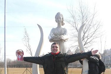 Киев. Мая аднака прыгала, тетя аднака жадный - веночик не давал.