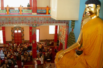Будда и зал