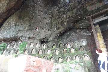 в пещерах тысячи образов  будд