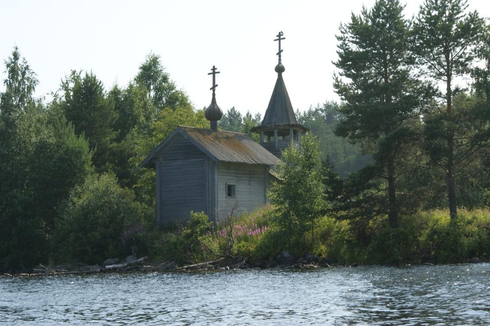 Старая часовенка в деревне Пегреме