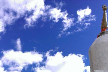 У монастыря Чуку Гомпа, внешняя кора. Вдалеке виднеется Кайлас (2016 г.)