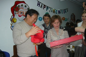 Мне доверили вручить подарок Учителю