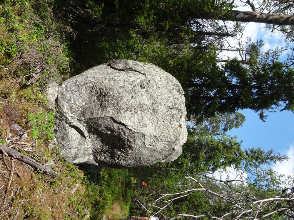 Один из загадочных больших камней на священной горе