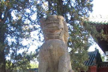 Статуя льва у ворот монастыря Шаолинь