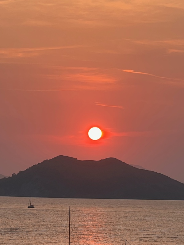 Красный горячий шар